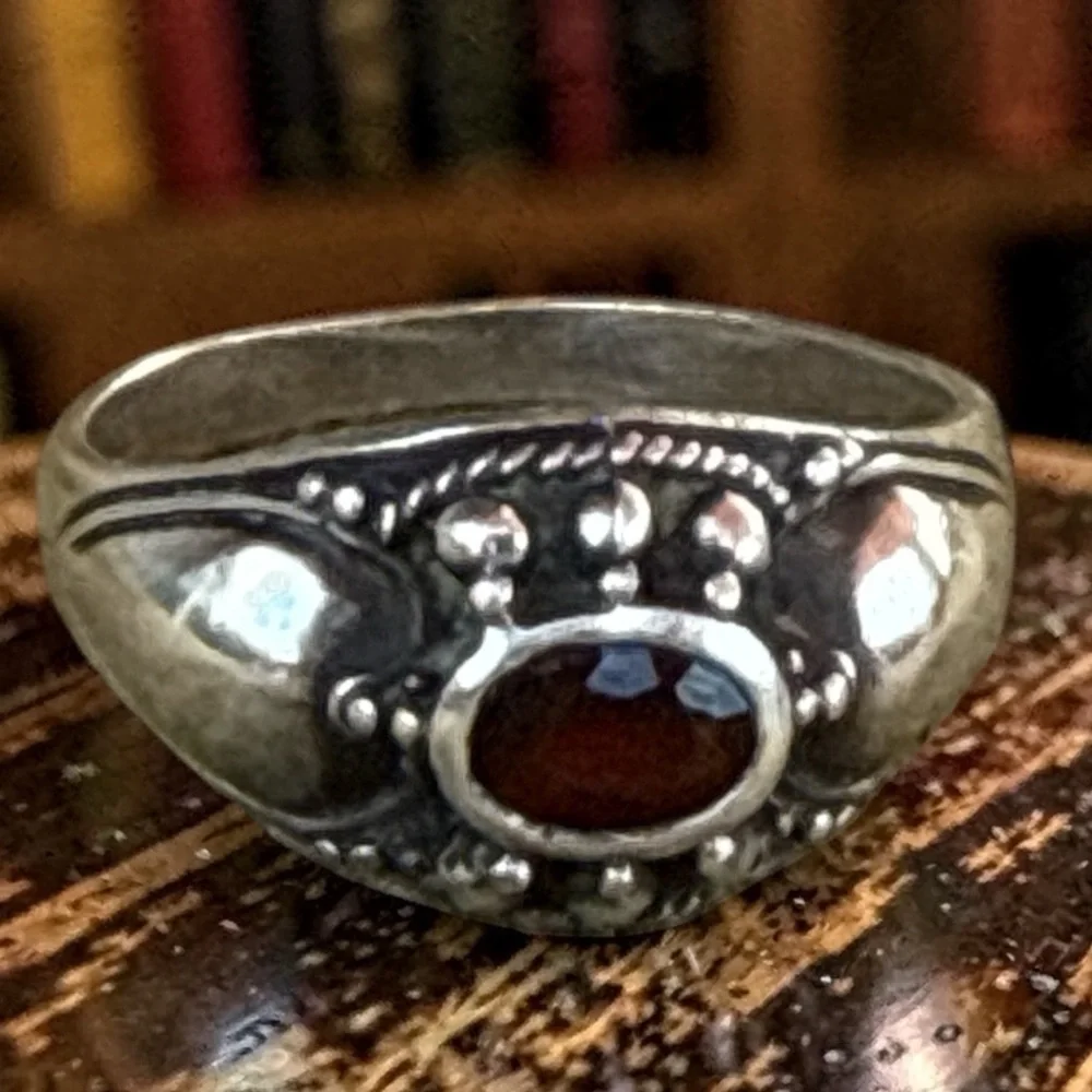 Beautiful Vintage Silver Garnet Statement Ring in Size 8 - Picture 5 of 6